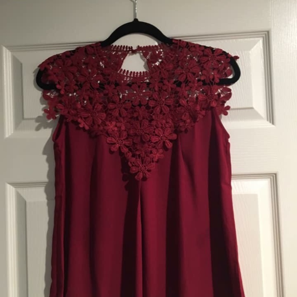 Daisy lace sleeveless blouse